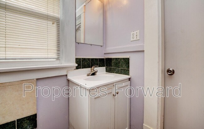 Building Photo - 673 E Sycamore St