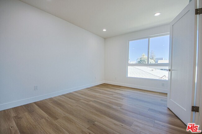 Building Photo - 10803 Kling St