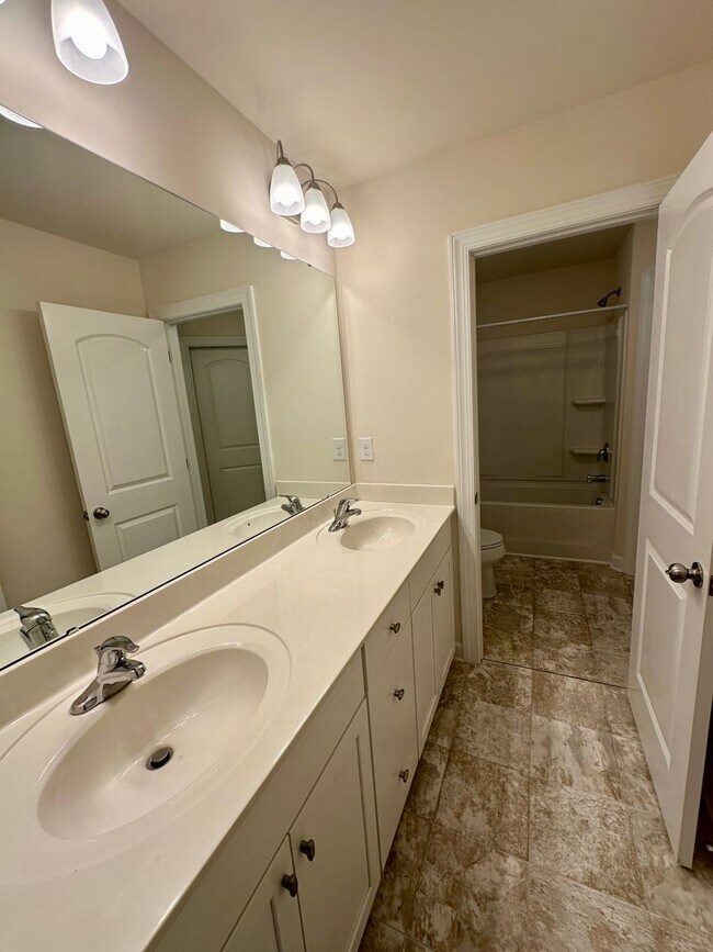 Building Photo - Spacious 3BR Townhouse in Berewick