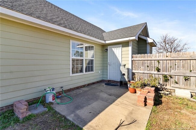 Building Photo - 106 Hawthorn Dr