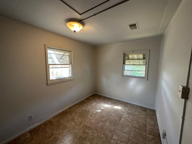 Building Photo - 1018 GIddings-