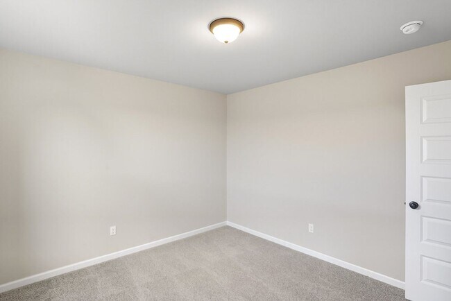 Building Photo - Like new, Move in Ready.