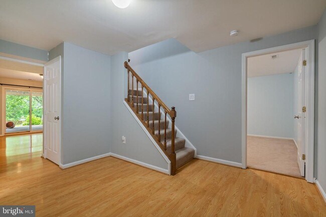 Building Photo - 8527 Silverview Dr
