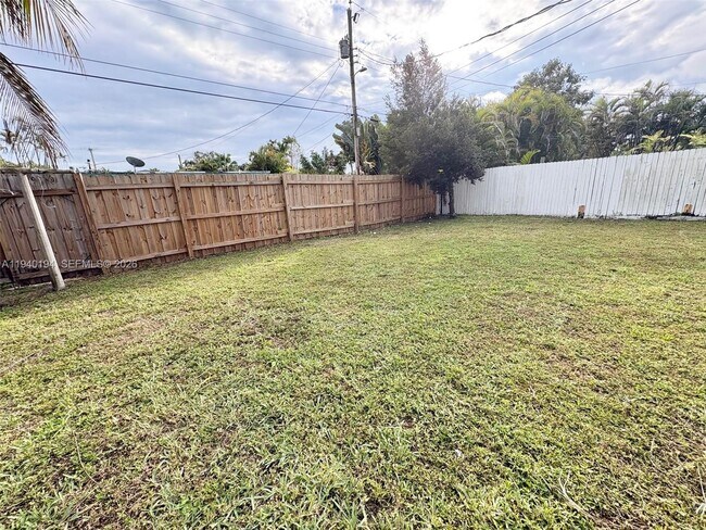 Building Photo - 1332 NE 177th St