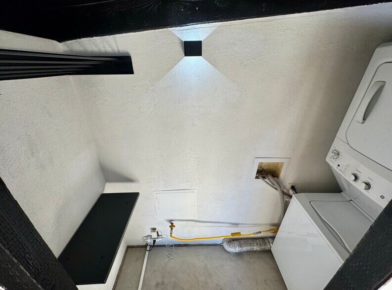 Building Photo - 919 E Grand Ave