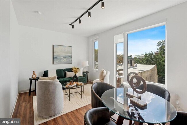 Building Photo - 4240 Chestnut St