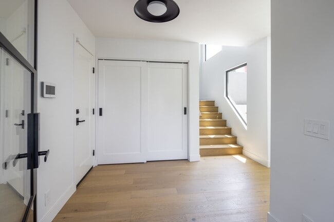 Building Photo - Gorgeous Fully Remodeled 5 Bedroom Home wi...