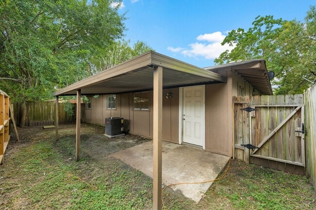 Building Photo - Lovely 3 Bedroom 2 Bath Duplex Home with Totally Private Backyard with Nice Wooden Privacy Fence!!