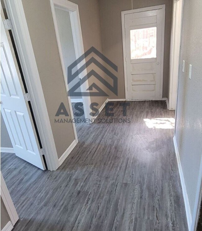 Building Photo - Charming 5 Bedroom House