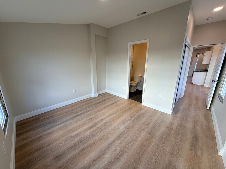 Building Photo - 3 E Overlea Ave