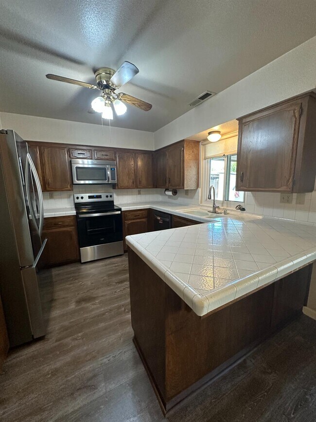 Building Photo - 5072 N Forkner Ave