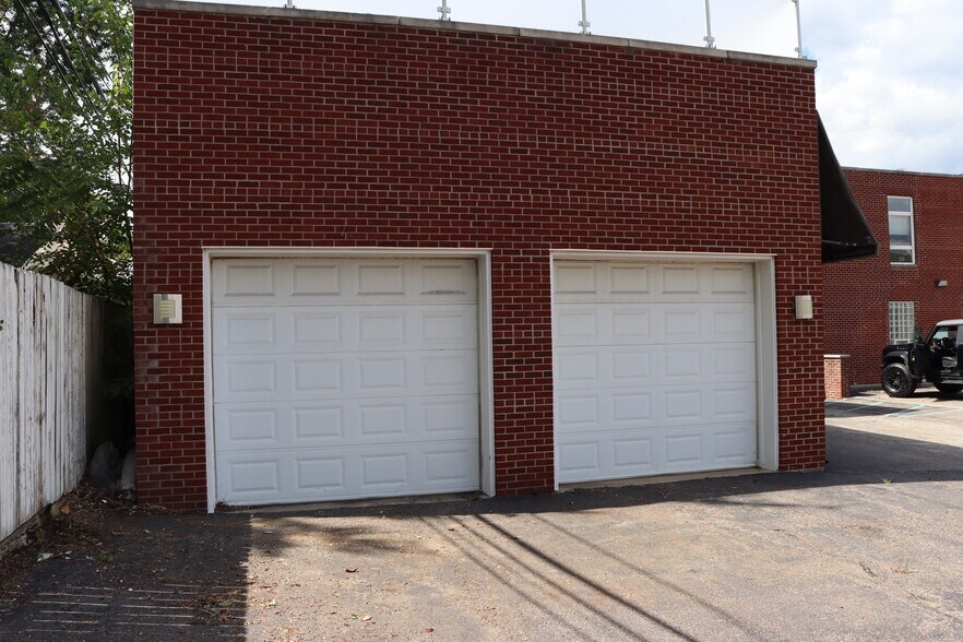 Building Photo - 615 W 9 Mile Rd