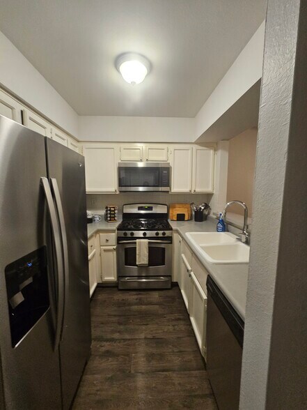 Fully equipped kitchen - 1454 Santa Anita Dr
