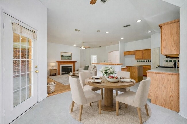 Building Photo - 304 Mimosa Dr