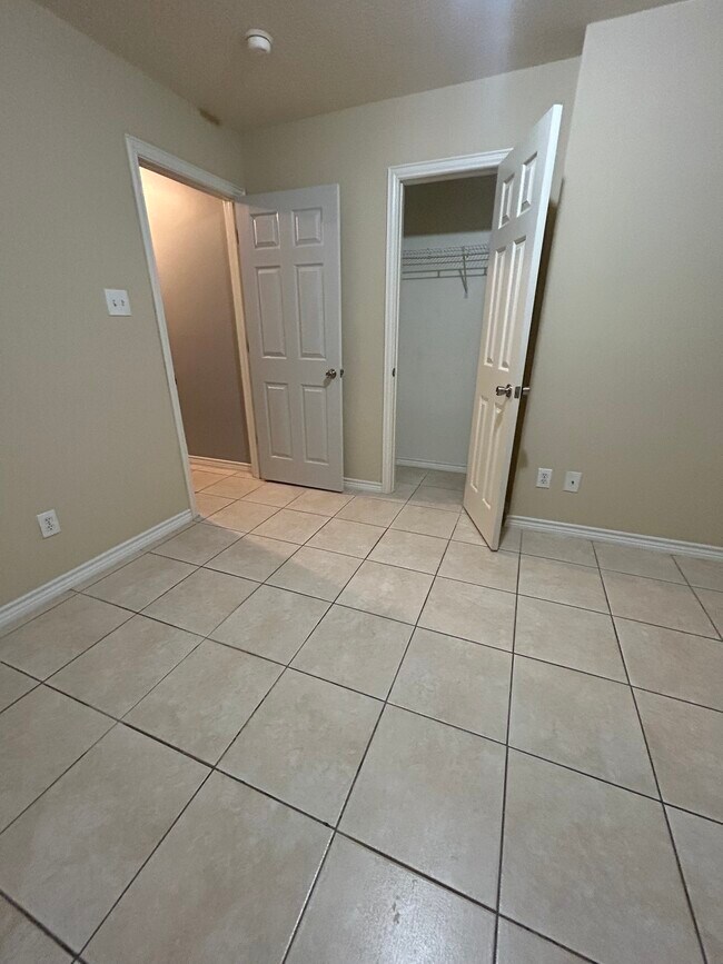 Building Photo - 17235 Glenpatti Dr