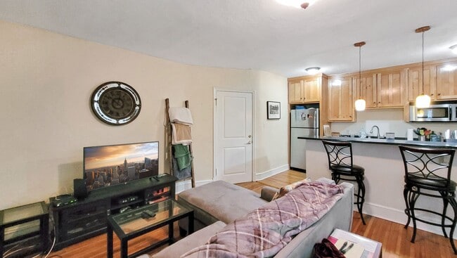 Building Photo - MODERN 1 BED 1 BATH CONDO IN THE FAN!!!!