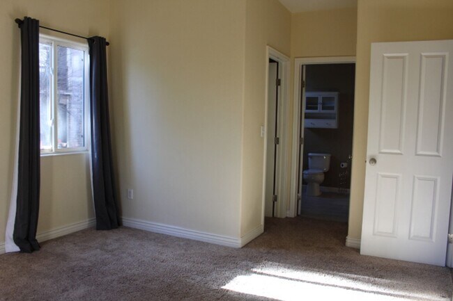 Building Photo - Littleton 2 br/2 ba Condo in Mountain Gate III!