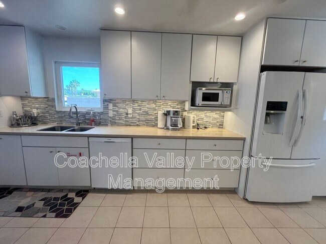 Building Photo - 2960 N Cypress Rd