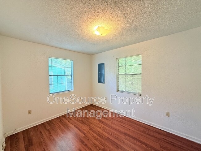 Building Photo - 915 W Clark St