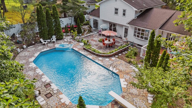 Primary Photo - 27 Squire Ct