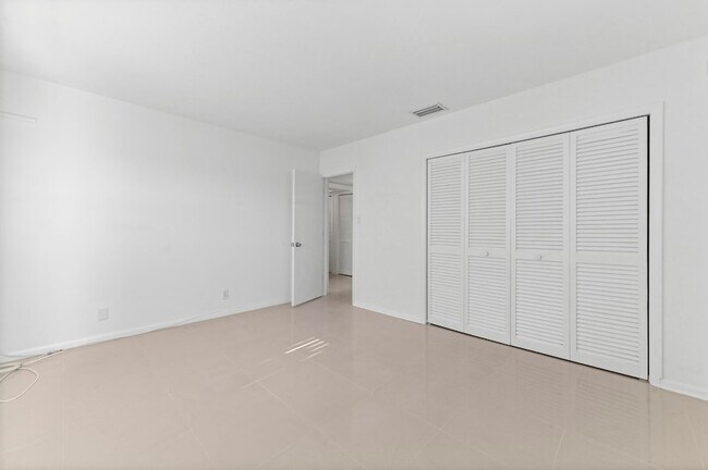 Building Photo - 2755 NE 28th Ave