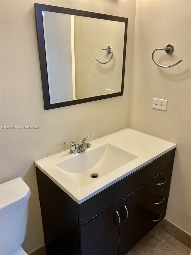 Building Photo - 999 Brickell Bay Dr