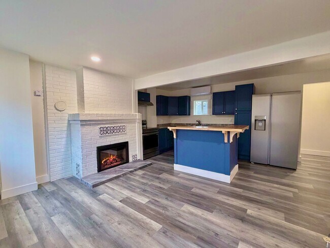 Building Photo - Stunning, Newly Renovated 3BR | 1BA