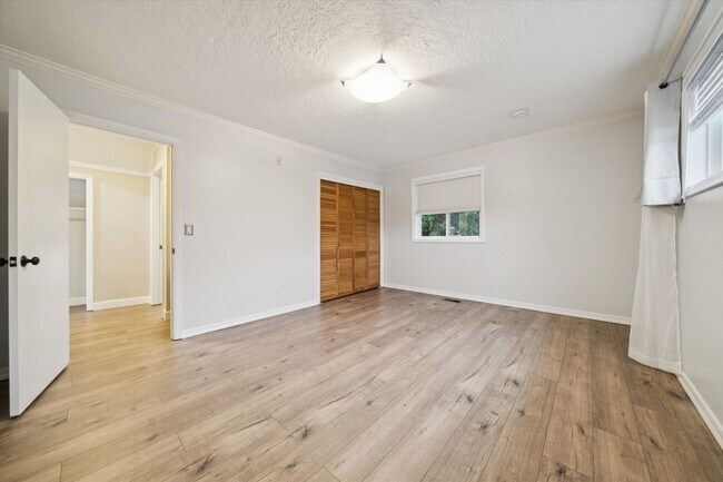 Building Photo - Beautiful Hillsdale 4 BR, 2 BA home