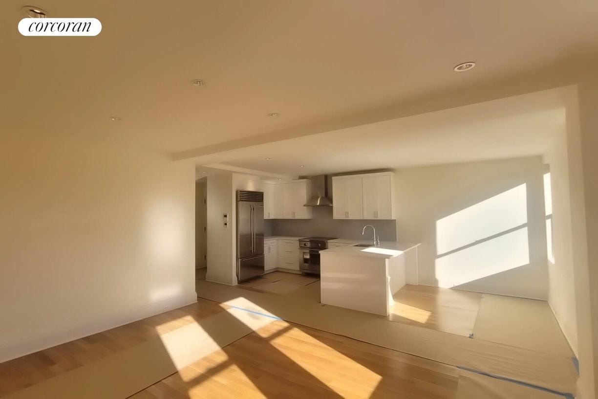 Building Photo - 45 W 81st St