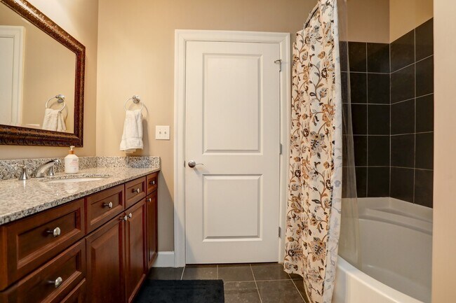 Building Photo - Luxurious One Bedroom Condo in Buckhead!