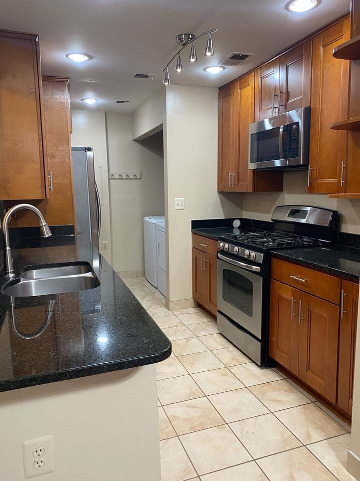 Kitchen - 10024 Vanderbilt Circle