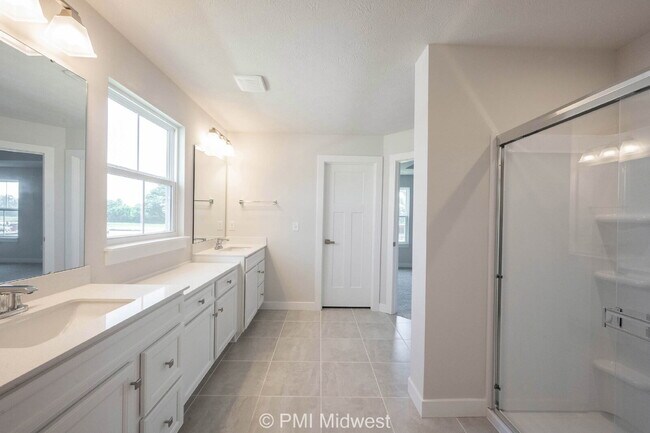 Building Photo - "Spacious 5-Bedroom Retreat with 2.5 Baths...