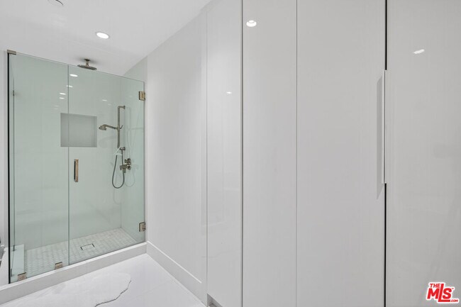 Building Photo - 13700 Marina Pointe Dr