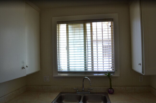 Building Photo - Central Homes