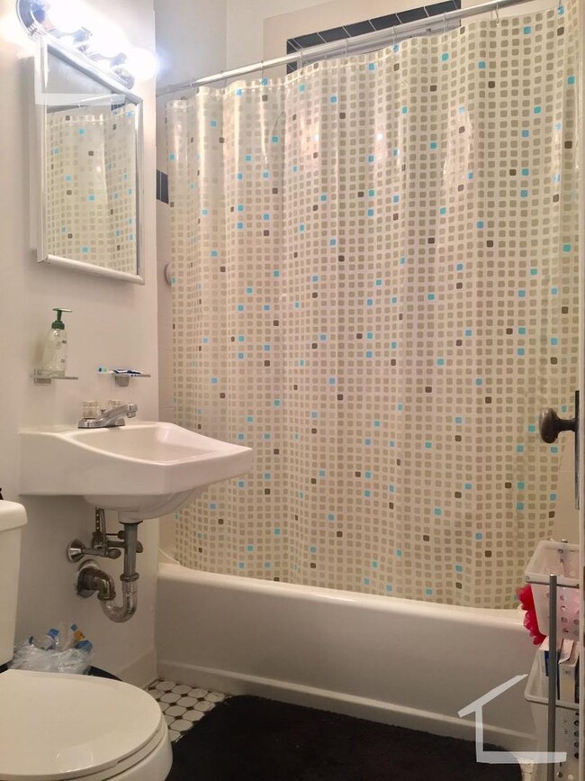 Building Photo - Large Fully Renovated Unit On Cleveland Ci...