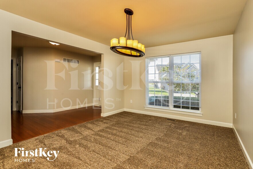 Building Photo - 1702 Briarmanor Dr