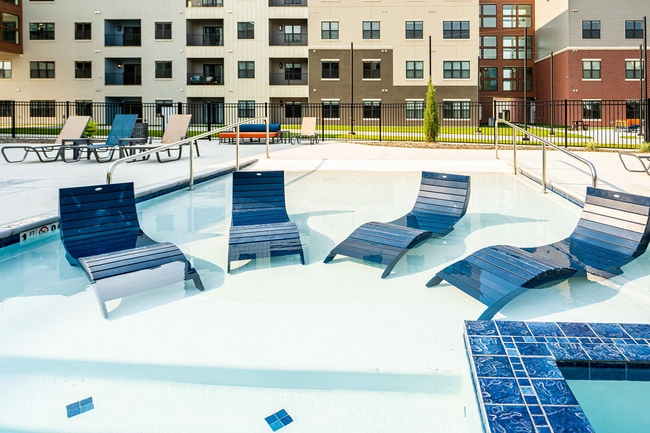 Building Photo - 2023 N Broadmoor Ave