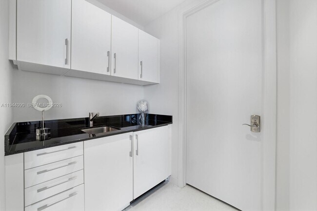 Building Photo - 18555 Collins Ave