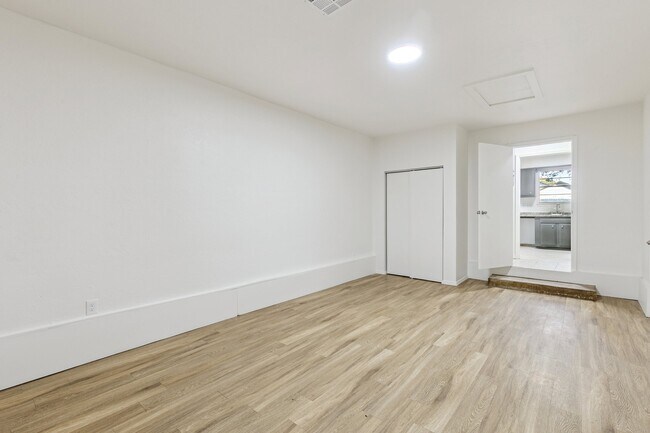 Building Photo - 1605 E Park Pl