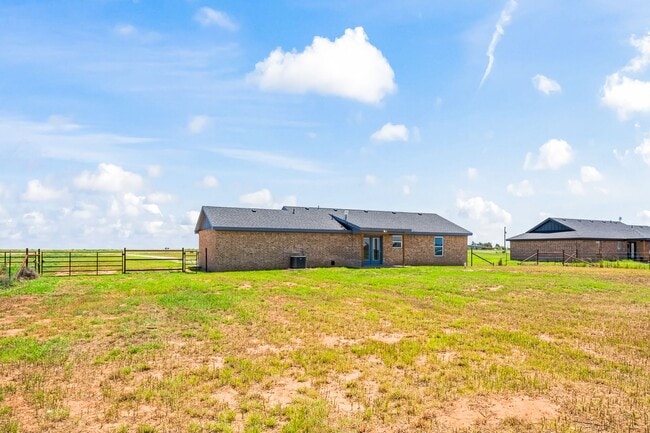 Building Photo - 3 Bedroom 2 Bathroom Home on 1 Acre Lots!