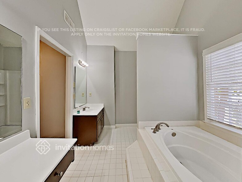 Building Photo - 580 Thornbush Trce