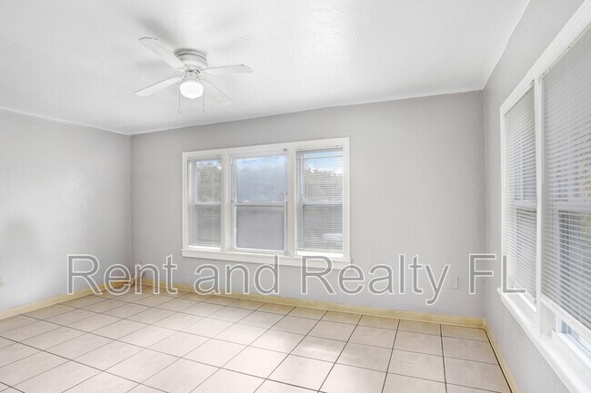 Building Photo - 827 Paris Ave S