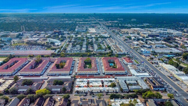 Building Photo - 2744 Briarhurst Dr