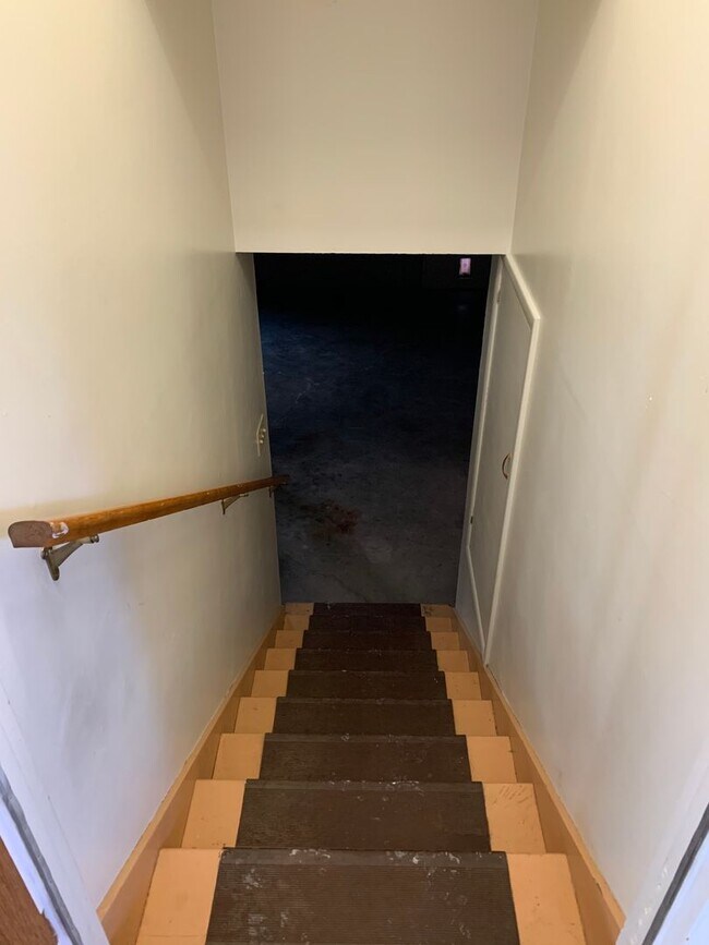 Building Photo - 3 Bedroom, 1.5 Bath House in Pacific Terrace neighborhood