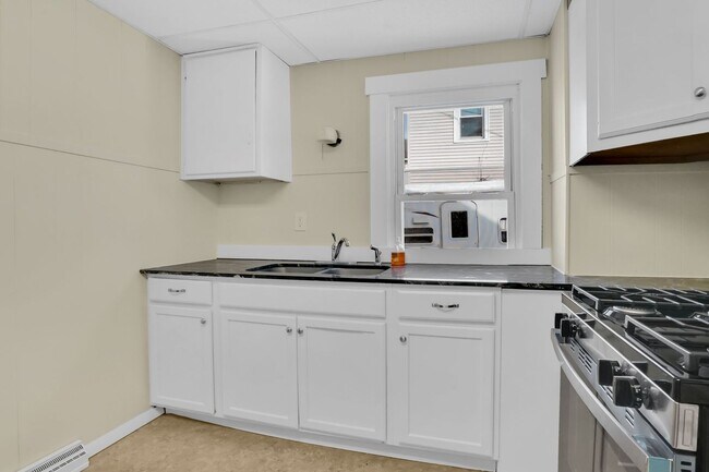 Building Photo - 157-159 Pleasant Street