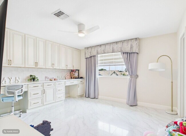 Building Photo - Luxury Awaits with Designer Details