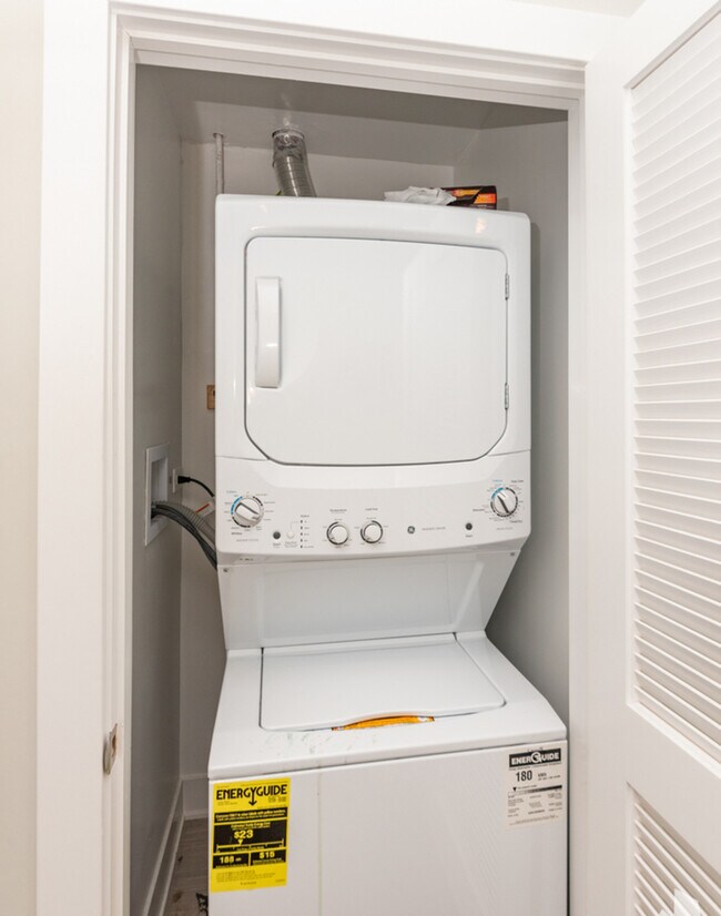 Building Photo - 2145 W Webster Ave