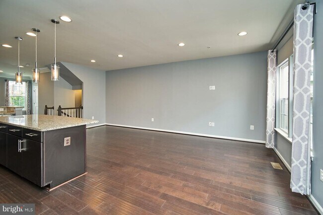 Dining - 8126 S Channel Dr