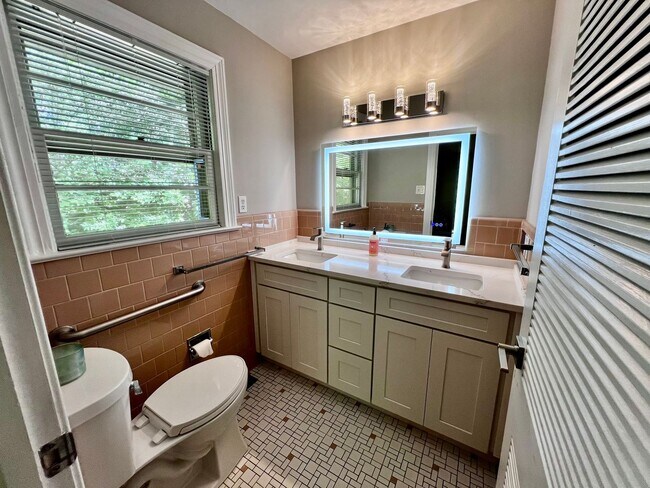 Building Photo - STUNNING home with fully finished BASEMENT!!!
