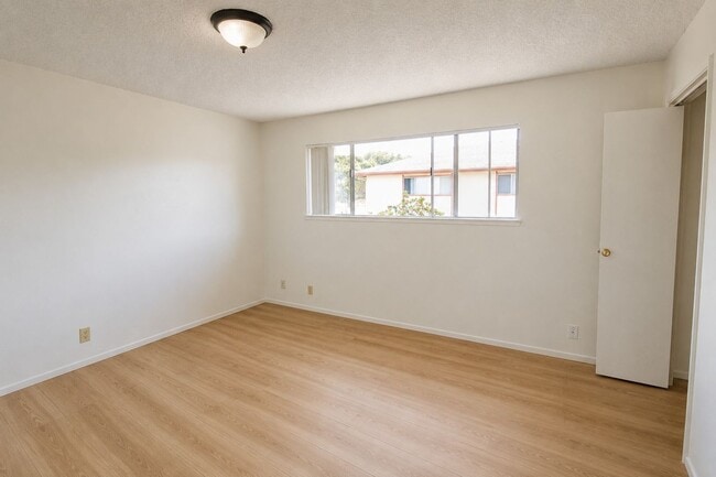 Building Photo - 2 Bedroom Townhouse Style Apartment with Private Fenced Patio